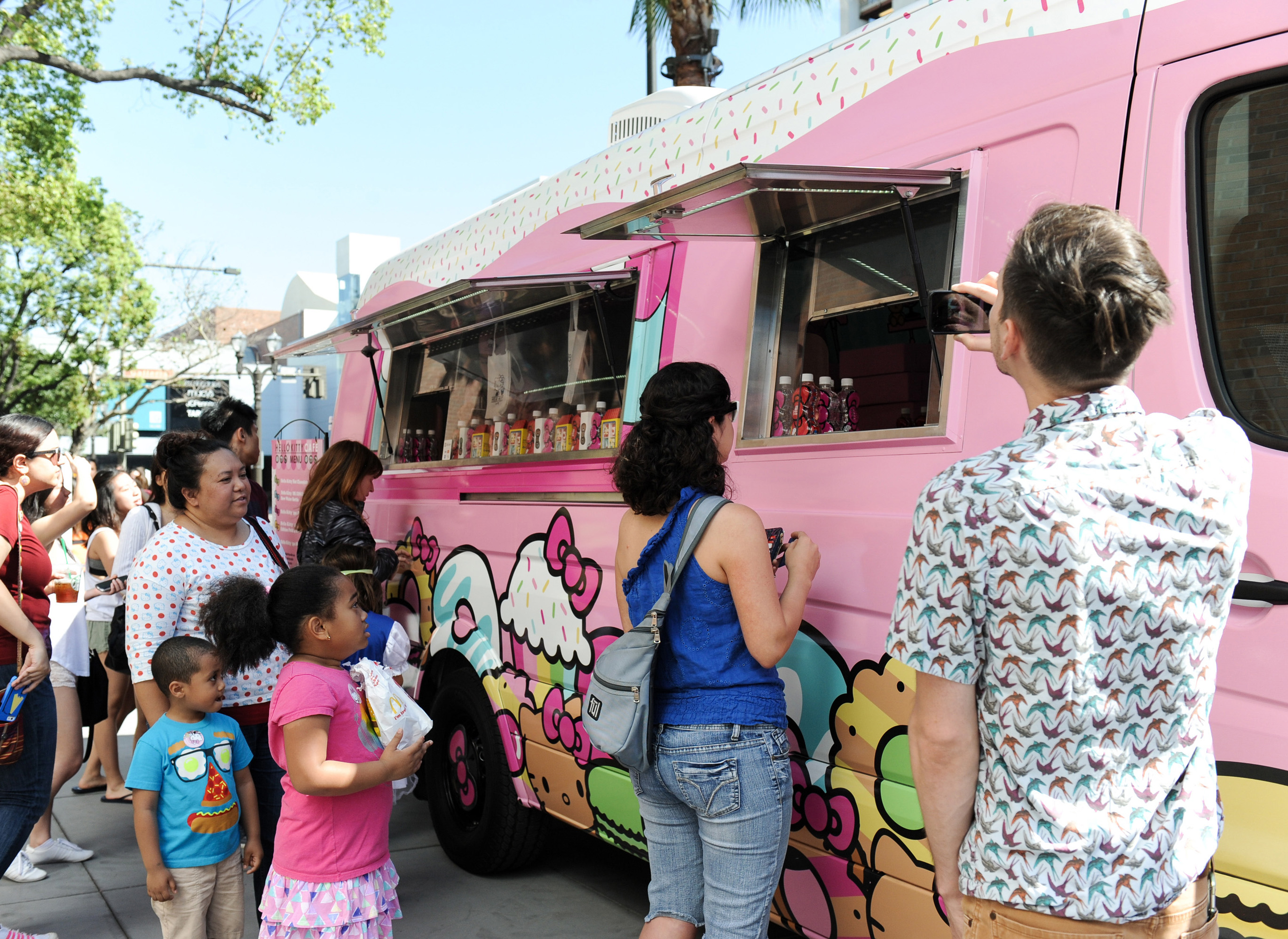 49 Hello Kitty Cafe Truck - crowd