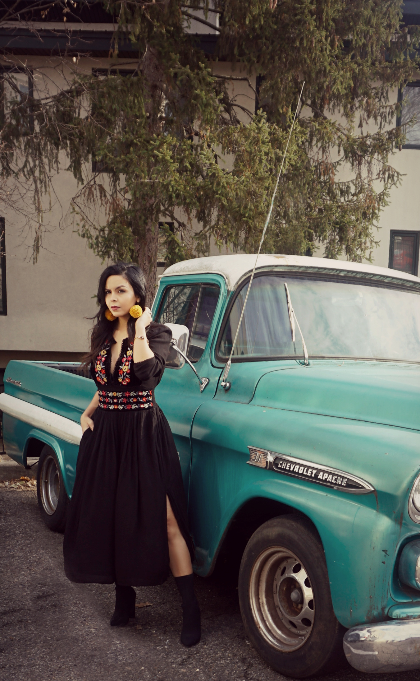 <img src="classicchevy.jpg" alt="classic chevy fashion">