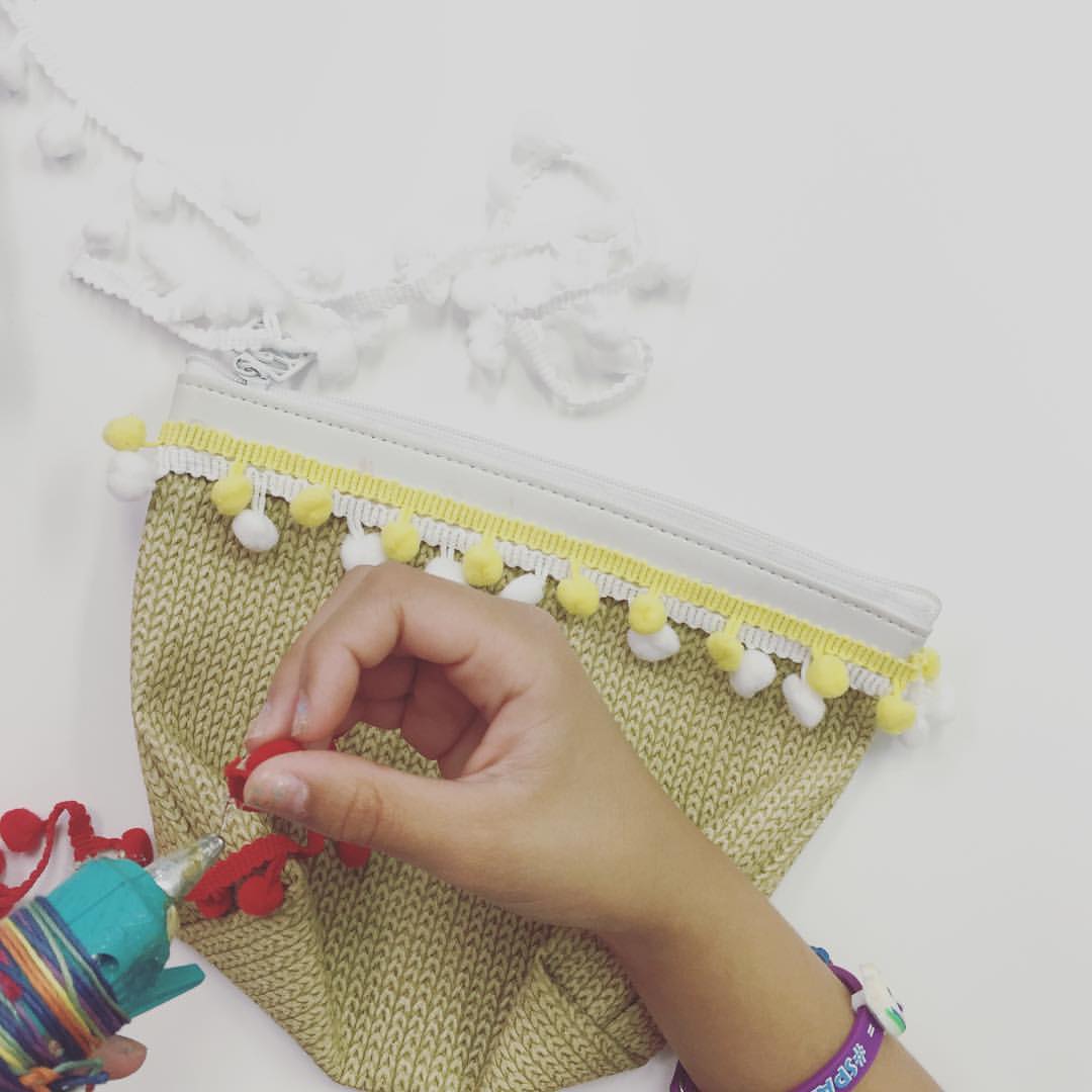 DIY: PomPom Clutch